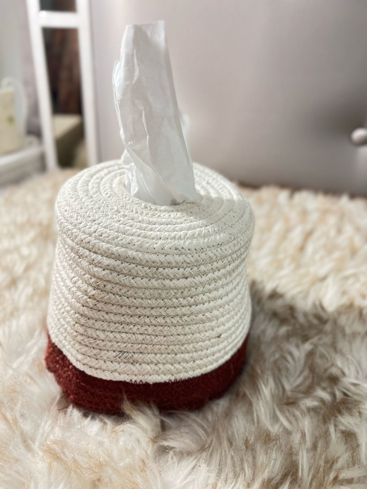 Round tissue box