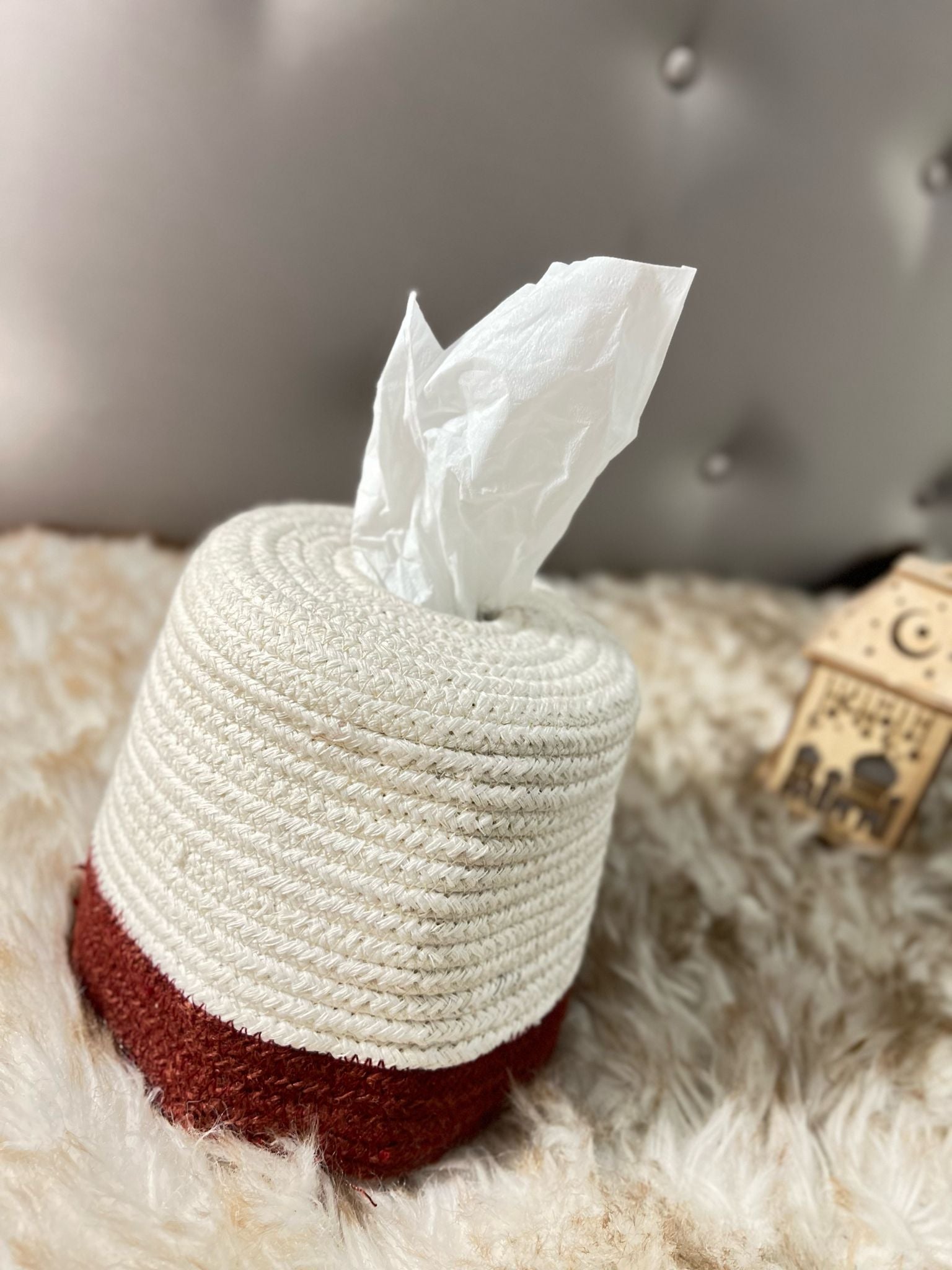 Round tissue box